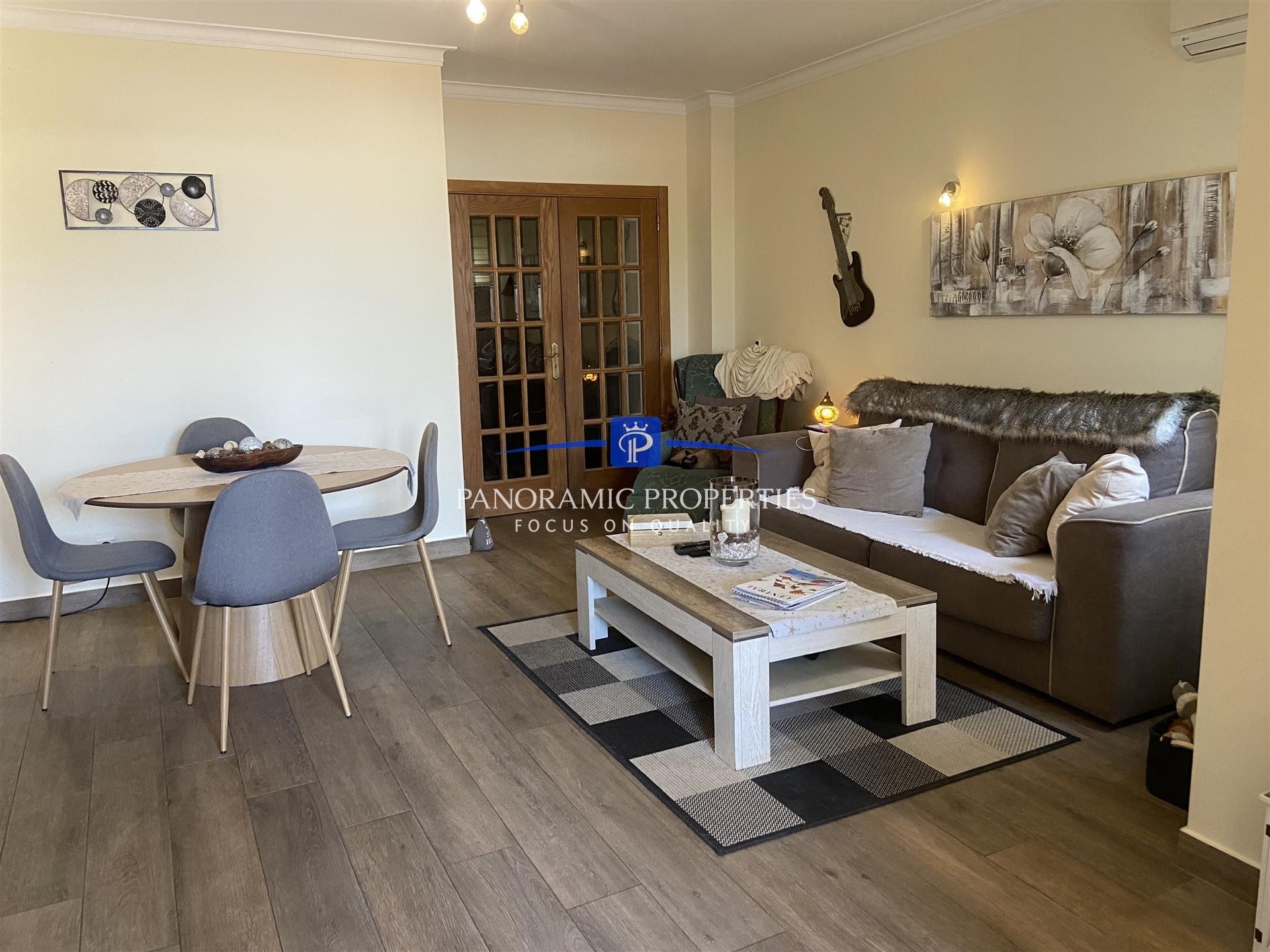 EXCLUSIVO! Encantador apartamento situado no rés do chão com 2 quartos