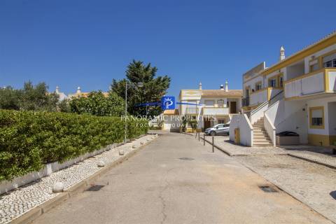 EXCLUSIVO! Encantador apartamento situado no rés do chão com 2 quartos