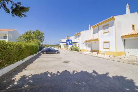 EXCLUSIVO! Encantador apartamento situado no rés do chão com 2 quartos