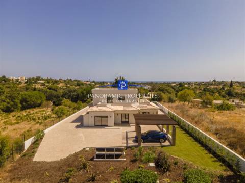 Excelente Moradia T4 com Piscina de Água Salgada Aquecida e Vista Mar