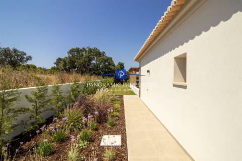 Excelente Moradia T4 com Piscina de Água Salgada Aquecida e Vista Mar