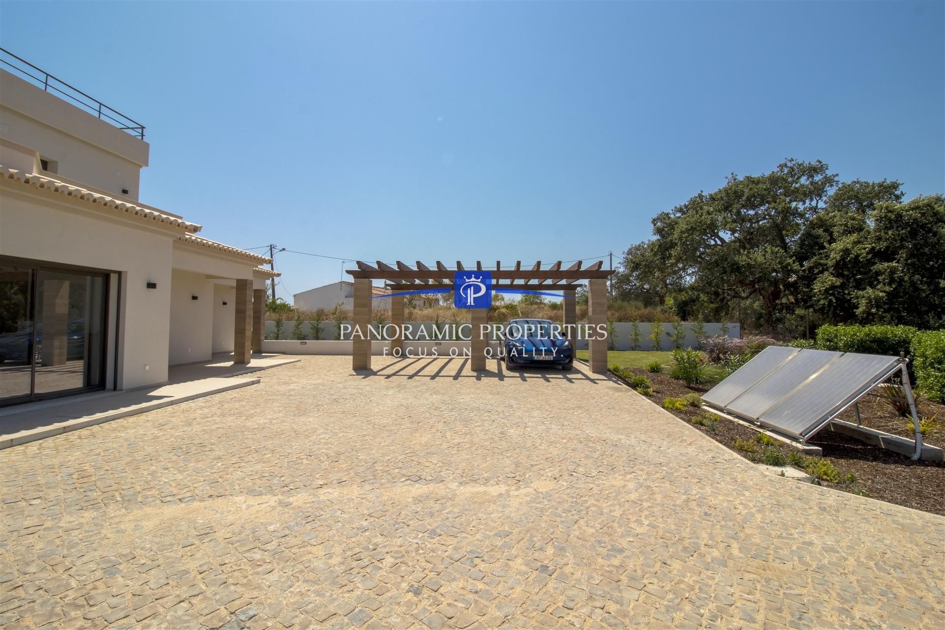 NOVIDADE NO MERCADO! Excelente Moradia T4 com Piscina de Água Salgada Aquecida e Vista Mar