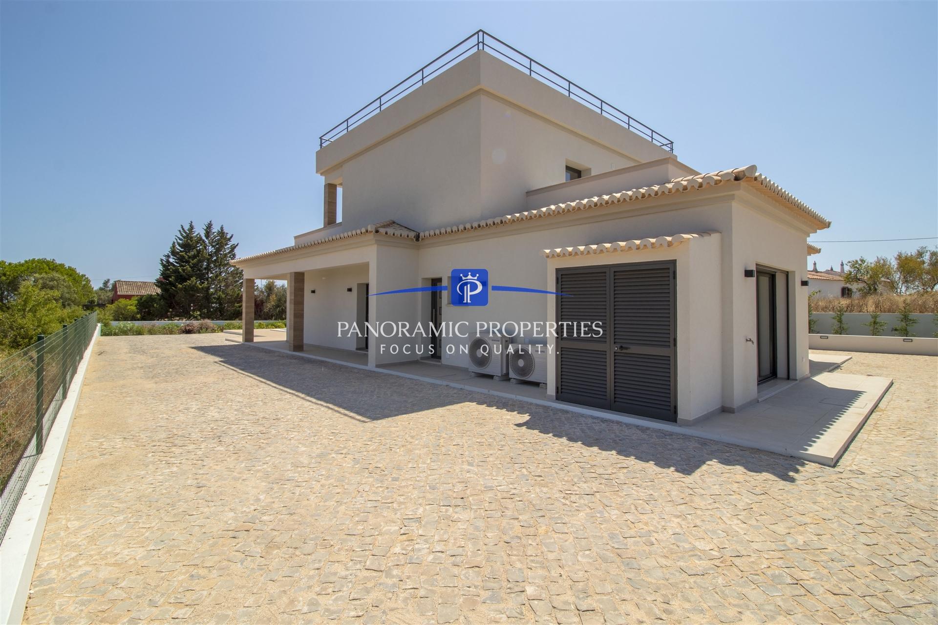 NOVIDADE NO MERCADO! Excelente Moradia T4 com Piscina de Água Salgada Aquecida e Vista Mar