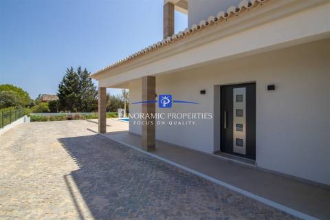 Excelente Moradia T4 com Piscina de Água Salgada Aquecida e Vista Mar