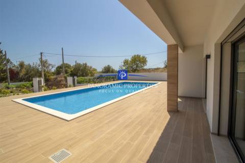 Excelente Moradia T4 com Piscina de Água Salgada Aquecida e Vista Mar