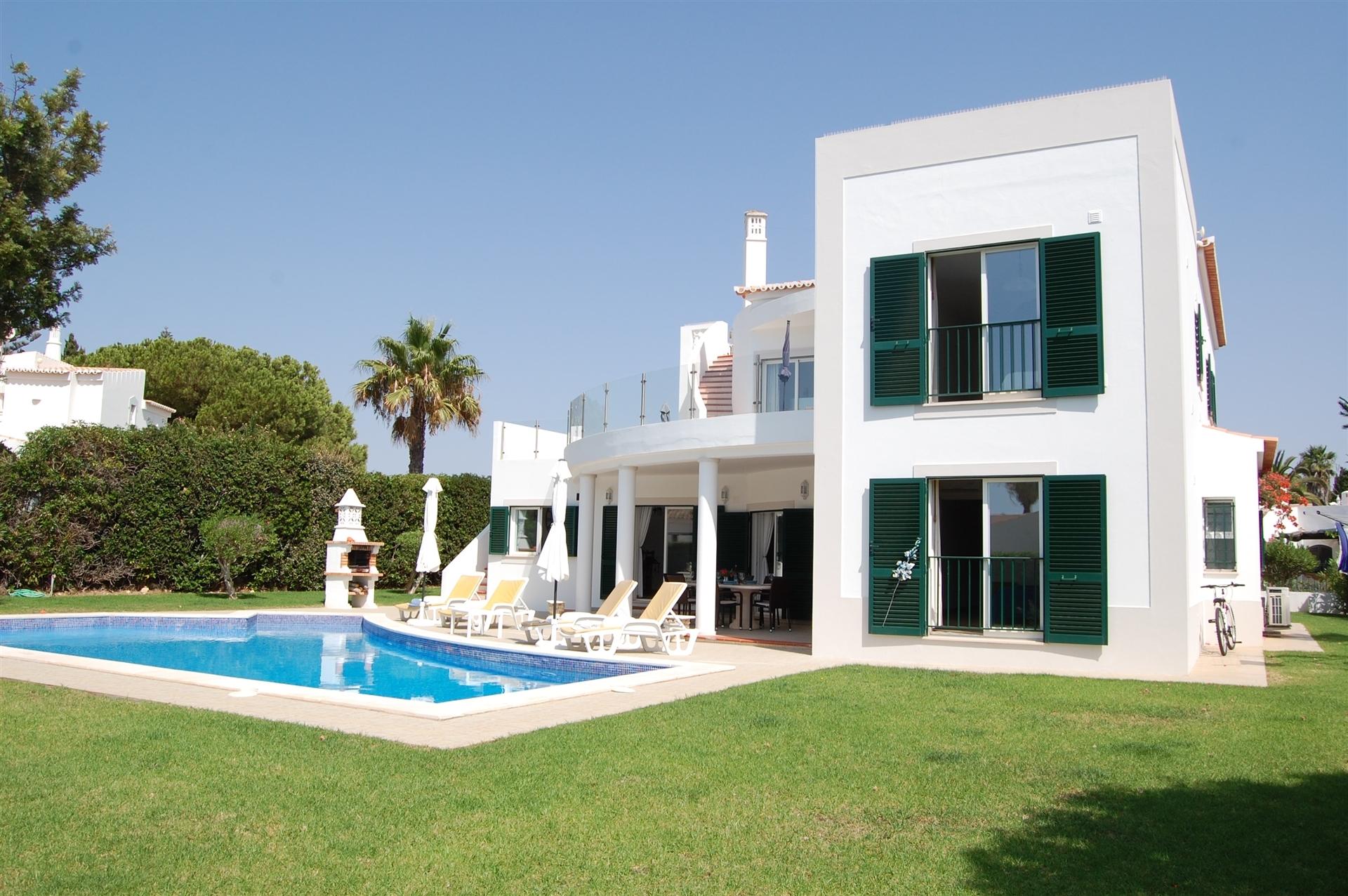 Excepcional Moradia de 4 Quartos com Vista Mar