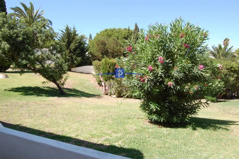 Elegante Apartamento T2 no Prestigioso Resort Rocha Brava