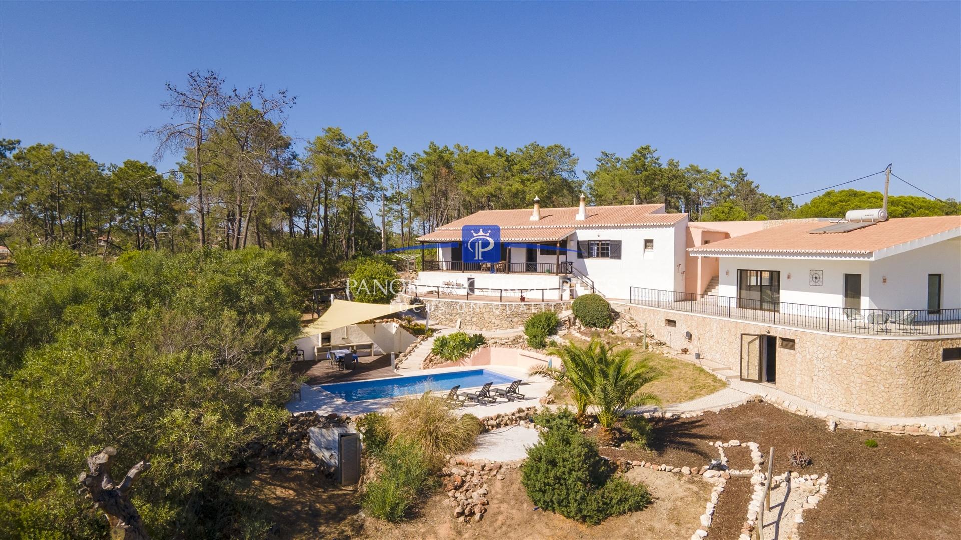 NOVA ANGARIAÇÃO! Moradia excepcional com 4 quartos + 1, e piscina