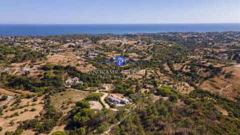 Moradia excepcional com 4 quartos + 1, e piscina