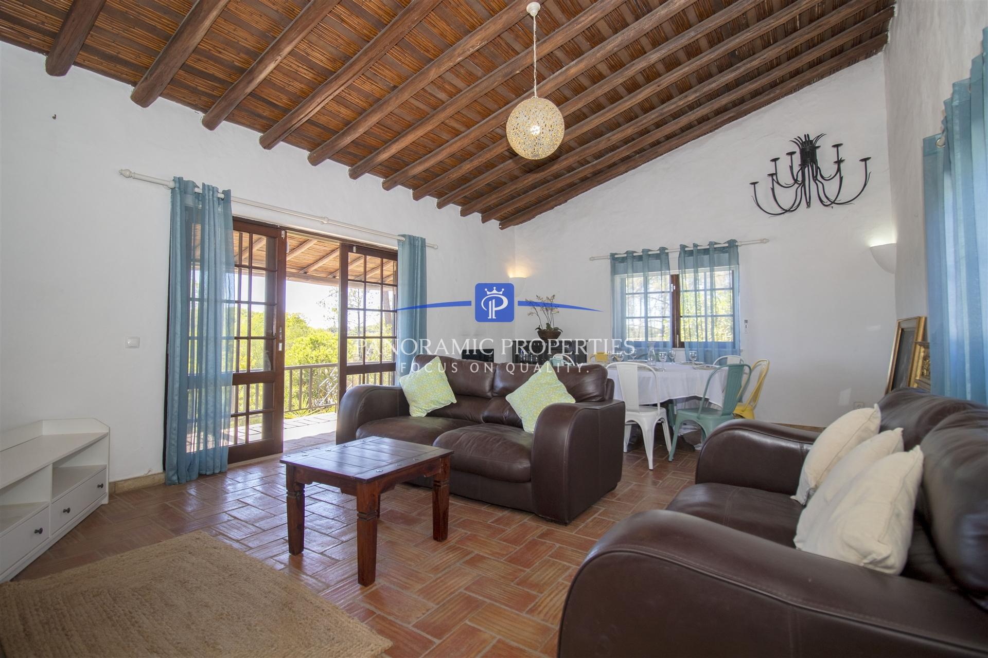 NOVA ANGARIAÇÃO! Moradia excepcional com 4 quartos + 1, e piscina