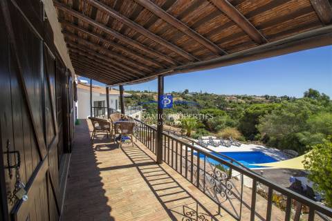 Moradia excepcional com 4 quartos + 1, e piscina