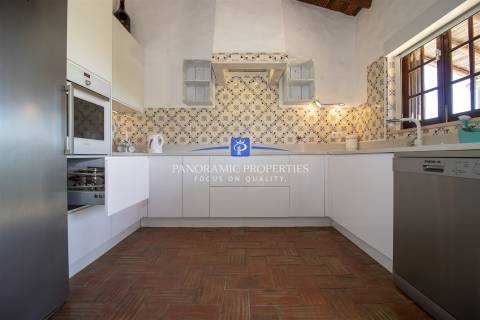 Moradia excepcional com 4 quartos + 1, e piscina