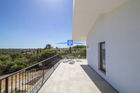 Moradia excepcional com 4 quartos + 1, e piscina