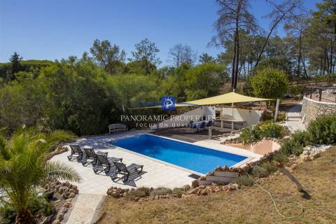 Moradia excepcional com 4 quartos + 1, e piscina