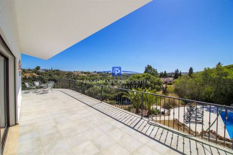 Moradia excepcional com 4 quartos + 1, e piscina