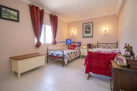 Elegante moradia T4 num generoso terreno privado perto de Carvoeiro