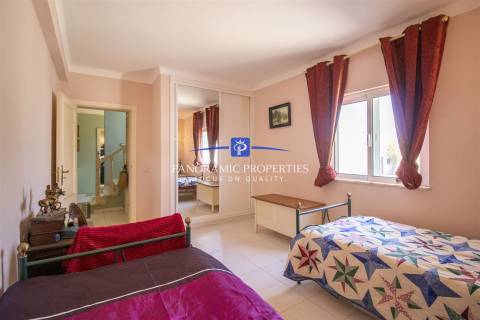 Elegante moradia T4 num generoso terreno privado perto de Carvoeiro