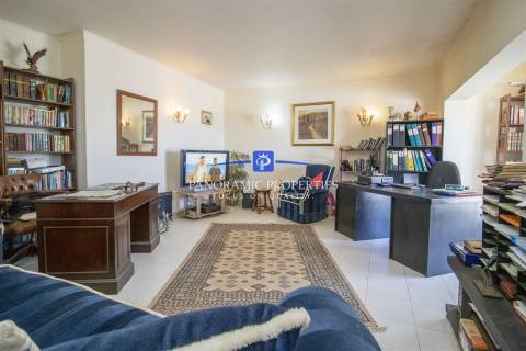 Elegante moradia T4 num generoso terreno privado perto de Carvoeiro