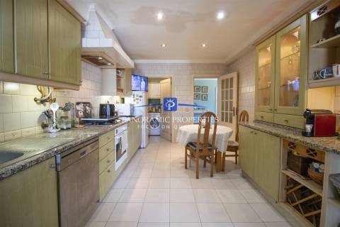 Elegante moradia T4 num generoso terreno privado perto de Carvoeiro