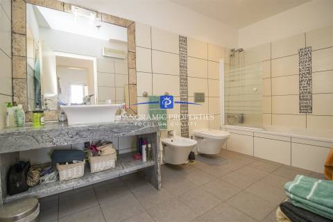 Elegante moradia T4 num generoso terreno privado perto de Carvoeiro