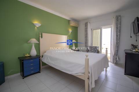 Elegante moradia T4 num generoso terreno privado perto de Carvoeiro