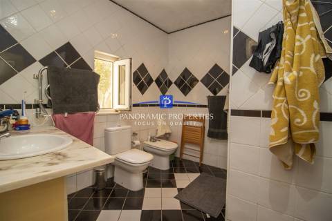 Elegante moradia T4 num generoso terreno privado perto de Carvoeiro