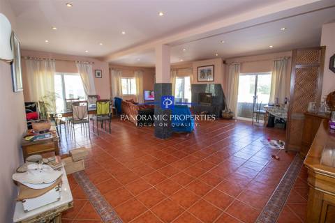 Elegante moradia T4 num generoso terreno privado perto de Carvoeiro