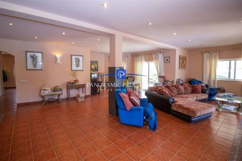 Elegante moradia T4 num generoso terreno privado perto de Carvoeiro