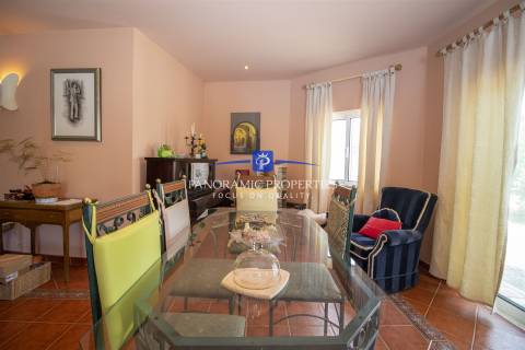 Elegante moradia T4 num generoso terreno privado perto de Carvoeiro