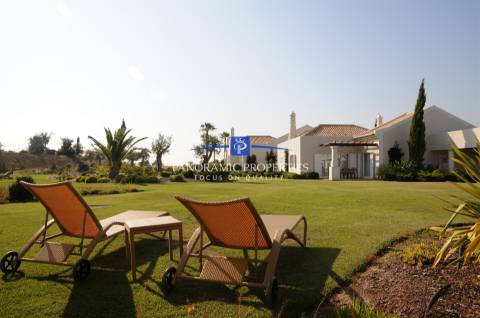 Apartamento no rés do chão com dois quartos com decoração requintada