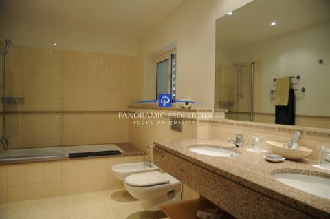 Apartamento no rés do chão com dois quartos com decoração requintada