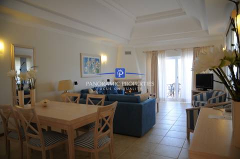 Apartamento no rés do chão com dois quartos com decoração requintada