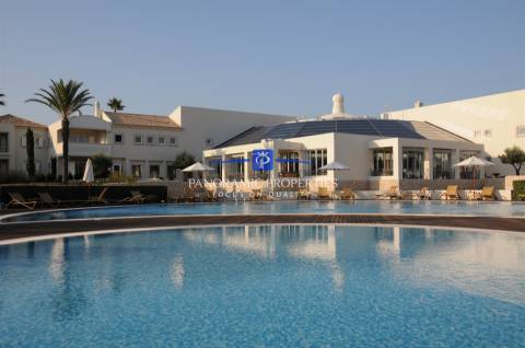 Apartamento no rés do chão com dois quartos com decoração requintada