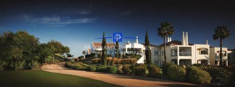 Apartamento no rés do chão com dois quartos com decoração requintada