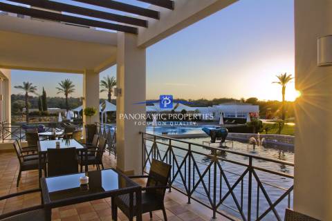 Apartamento no rés do chão com dois quartos com decoração requintada