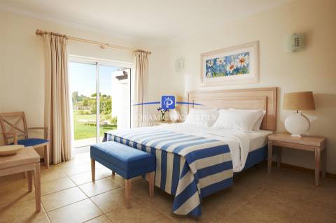 Apartamento no rés do chão com dois quartos com decoração requintada