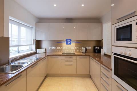 Apartamento no rés do chão com dois quartos com decoração requintada