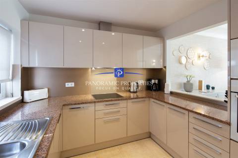 Apartamento no rés do chão com dois quartos com decoração requintada