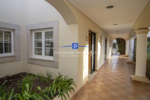 Apartamento no rés do chão com dois quartos com decoração requintada