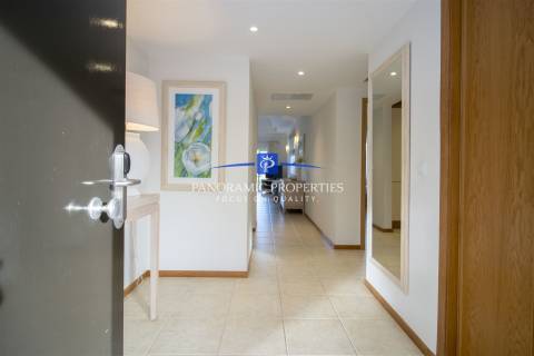 Apartamento no rés do chão com dois quartos com decoração requintada