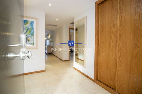 Apartamento no rés do chão com dois quartos com decoração requintada