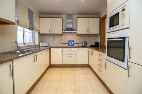 Apartamento no rés do chão com dois quartos com decoração requintada