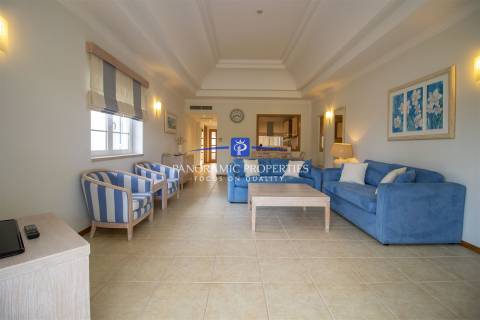 Apartamento no rés do chão com dois quartos com decoração requintada