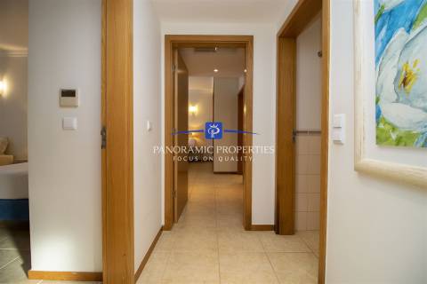 Apartamento no rés do chão com dois quartos com decoração requintada