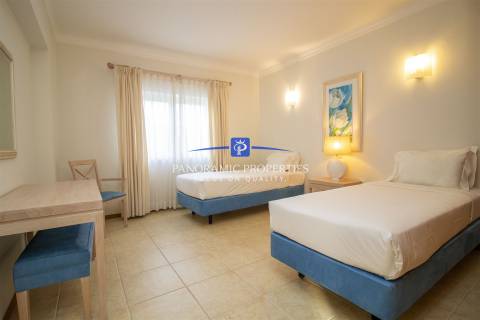 Apartamento no rés do chão com dois quartos com decoração requintada