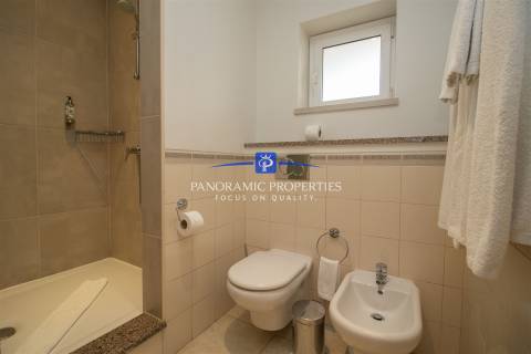 Apartamento no rés do chão com dois quartos com decoração requintada