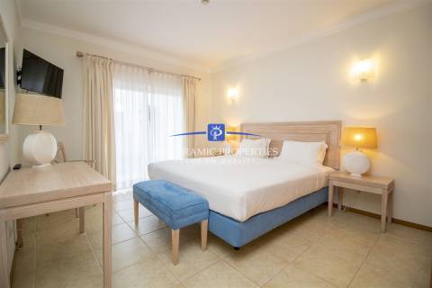 Apartamento no rés do chão com dois quartos com decoração requintada