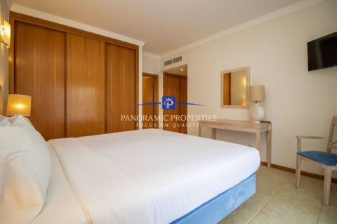 Apartamento no rés do chão com dois quartos com decoração requintada