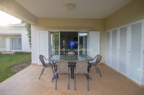 Apartamento no rés do chão com dois quartos com decoração requintada