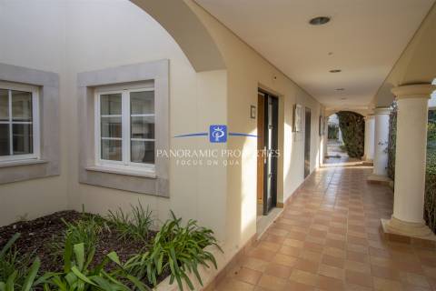 Apartamento no rés do chão com dois quartos com decoração requintada